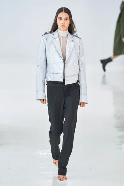 Look 10